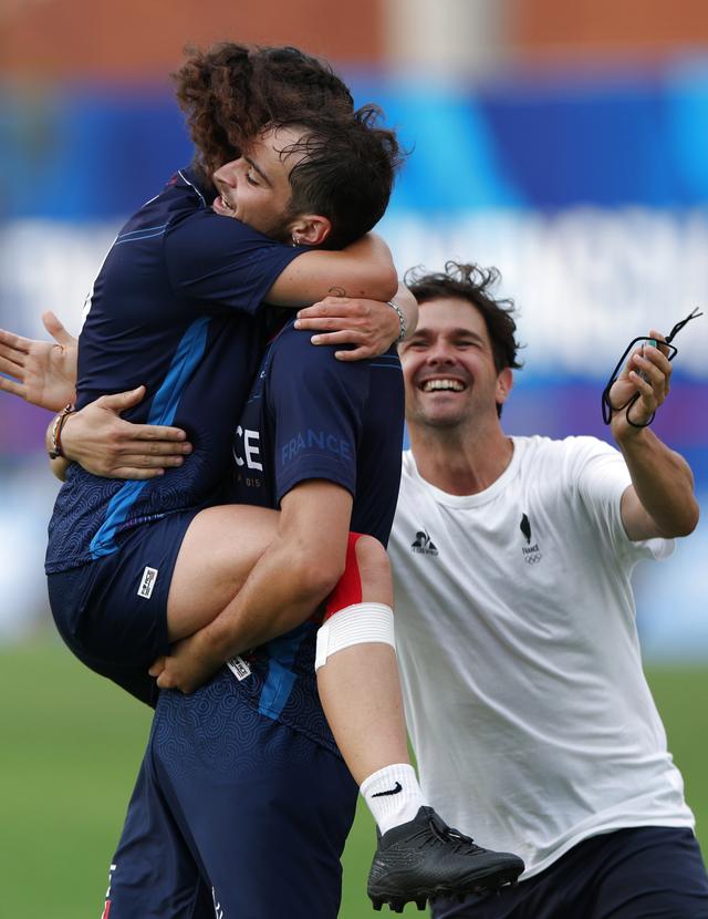 足球比赛中，法国队险胜对手